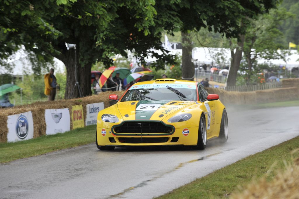 ASTON MARTIN V8 VANTAGE