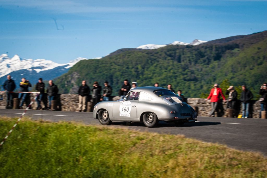 Une Porsche dans les Pyrénées