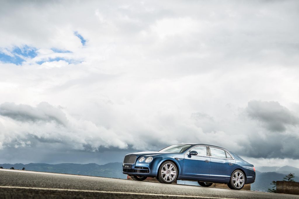 BENTLEY FLYING SPUR (2) V8 berline 2015