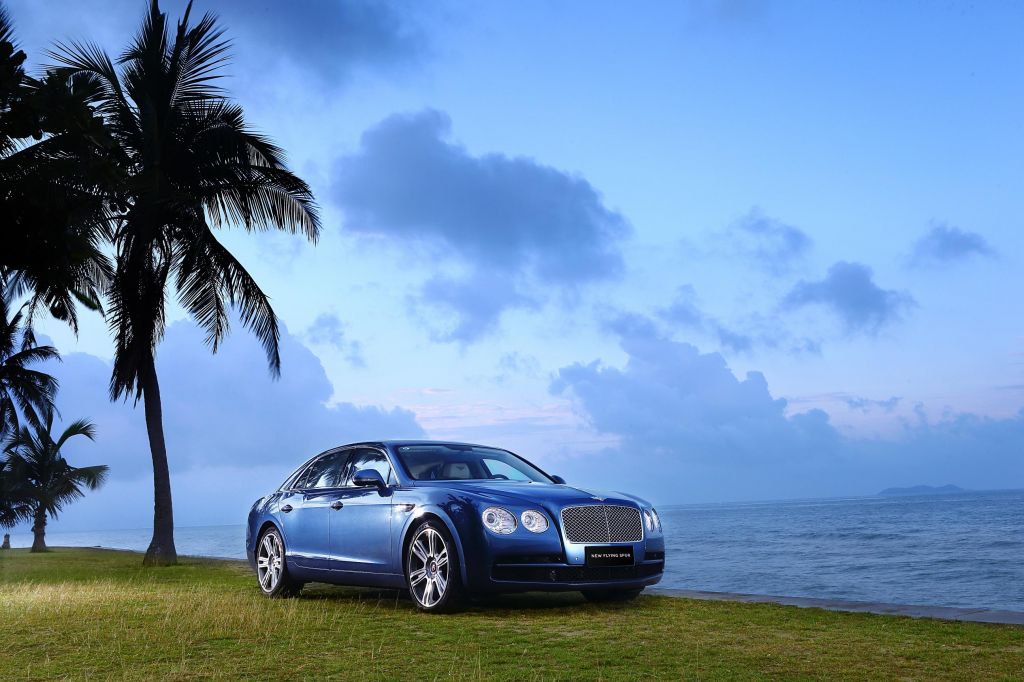 BENTLEY FLYING SPUR (2) V8 berline 2015