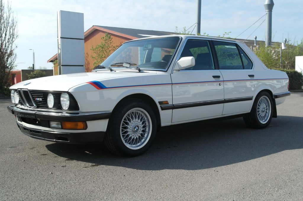 BMW M5 (E28) 3.5i 286ch berline 1986