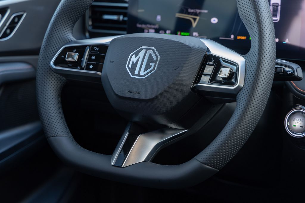 MG EHS Hybrid + SUV 2025