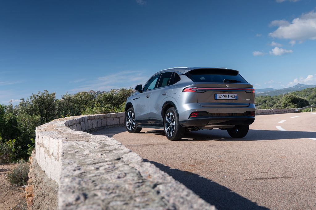 MG EHS Hybrid + SUV 2025