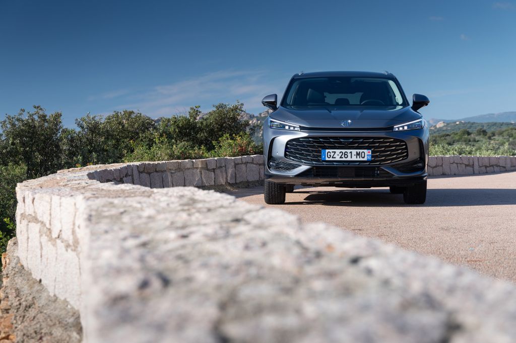 MG EHS Hybrid + SUV 2025