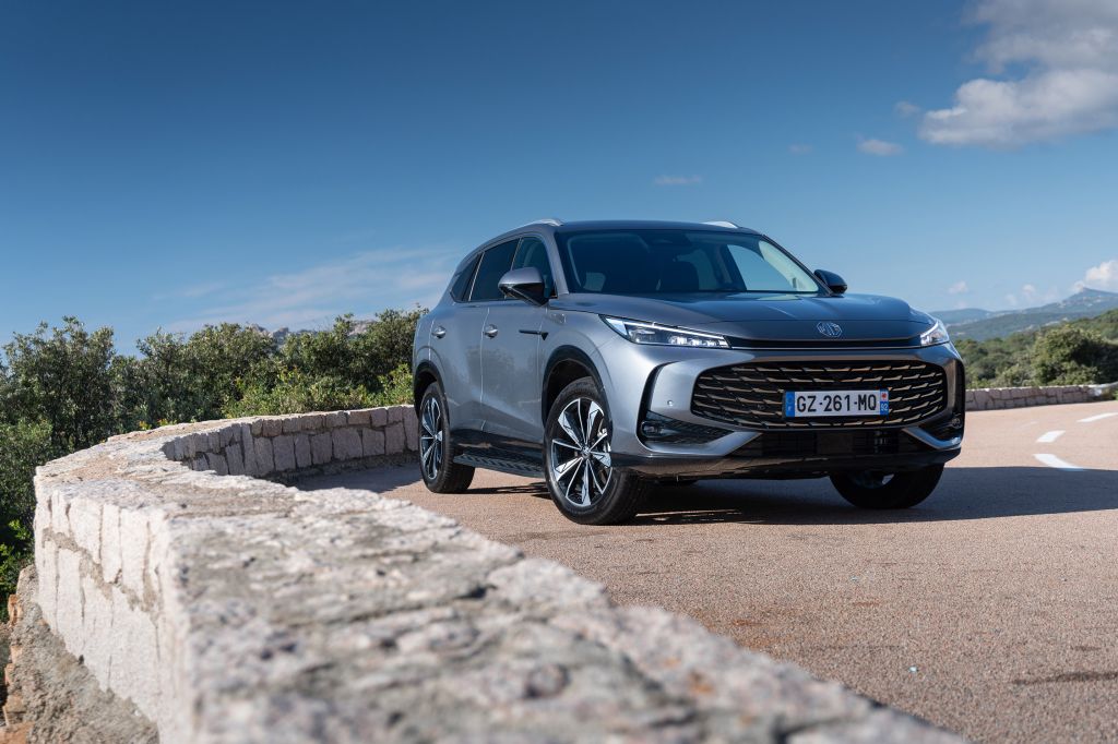 MG EHS Hybrid + SUV 2025