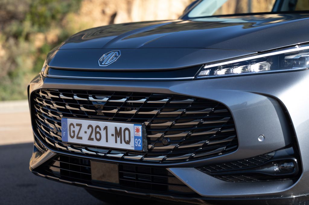 MG EHS Hybrid + SUV 2025