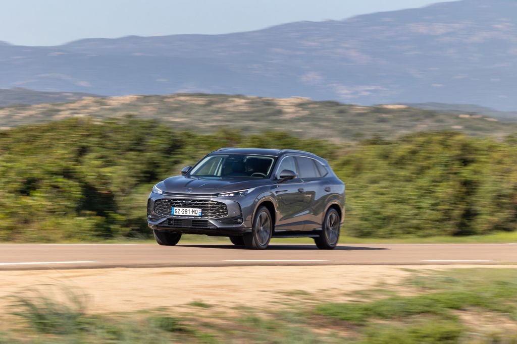 MG EHS Hybrid + SUV 2025