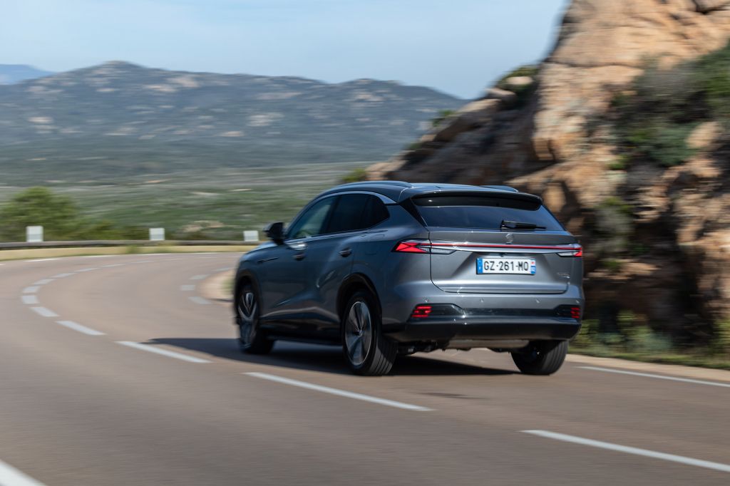 MG EHS Hybrid + SUV 2025