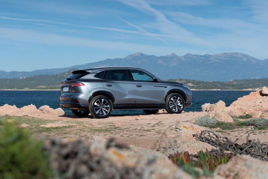 MG EHS Hybrid + SUV 2025