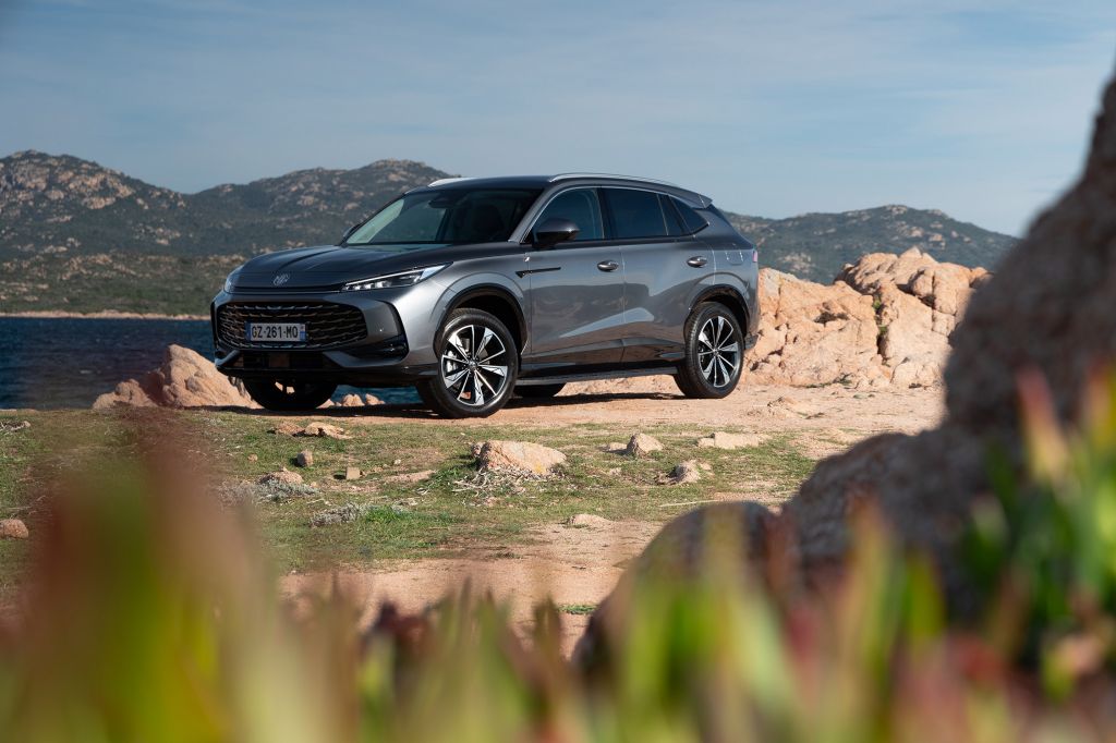 MG EHS Hybrid + SUV 2025