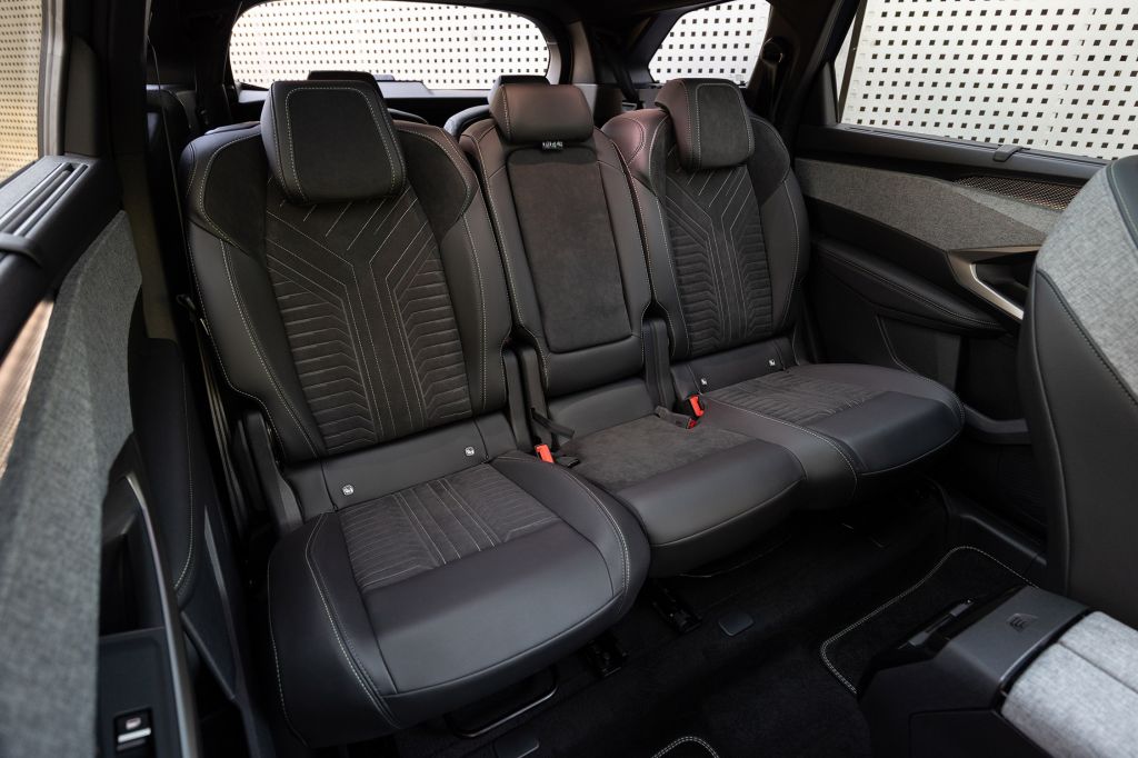 PEUGEOT E-5008 325 ch Dual Motor SUV 2025