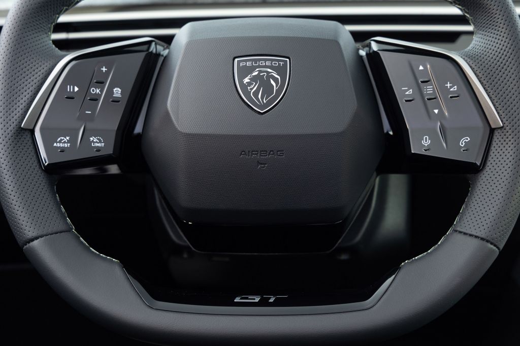 PEUGEOT E-5008 325 ch Dual Motor SUV 2025