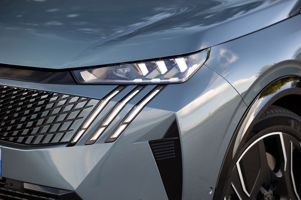 PEUGEOT E-5008 325 ch Dual Motor SUV 2025