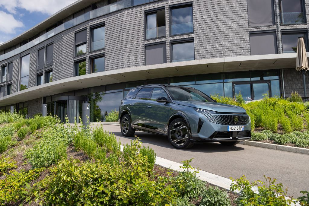 PEUGEOT E-5008 325 ch Dual Motor SUV 2025