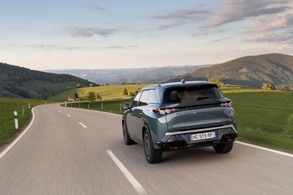 PEUGEOT E-5008 325 ch Dual Motor SUV 2025