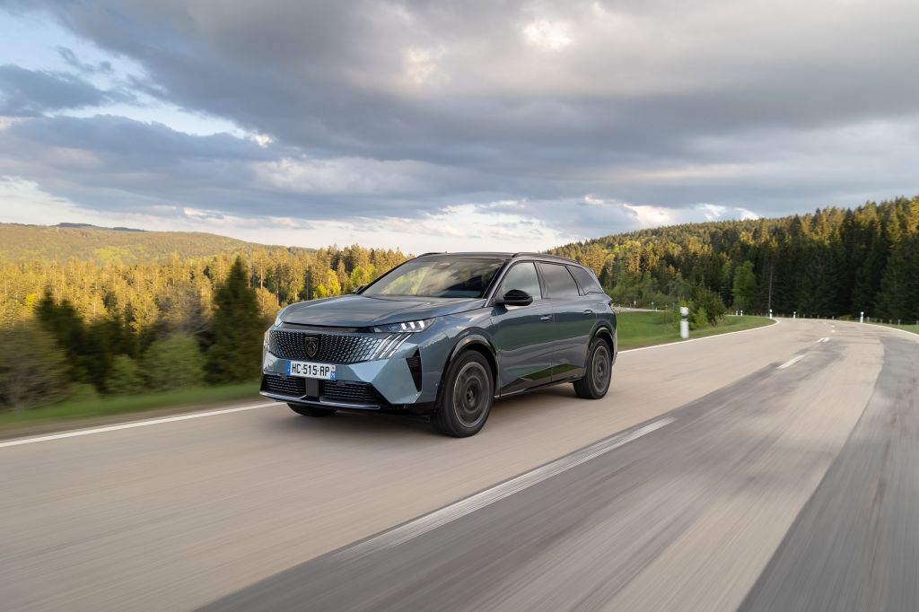 PEUGEOT E-5008 325 ch Dual Motor SUV 2025