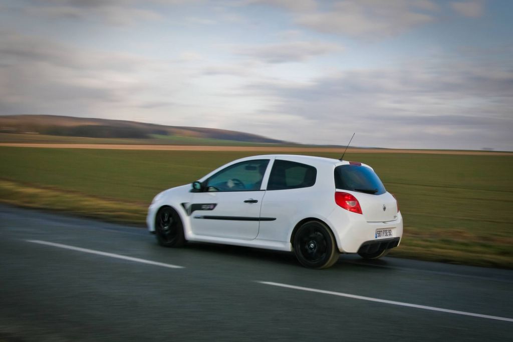 RENAULT CLIO (3) RS World Series berline 2009