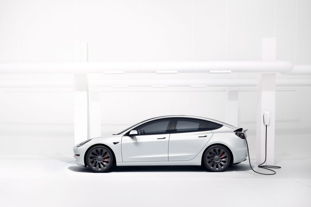 Tesla Model 3 - à partir de 53 490 €.