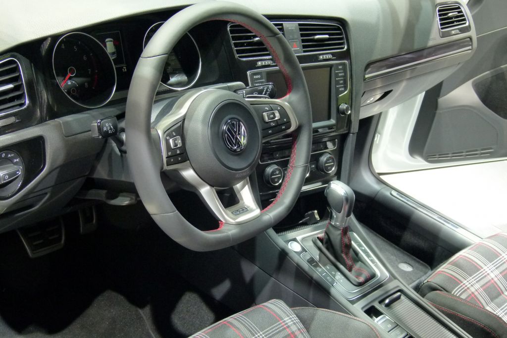 VOLKSWAGEN GOLF (7) GTI 2.0 TSI 220 berline 2012